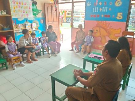 PENYERAHAN SERAGAM SEKAOLAH DI TK KARYA SANDI UTAMA DAN SD N 1 SUWUG